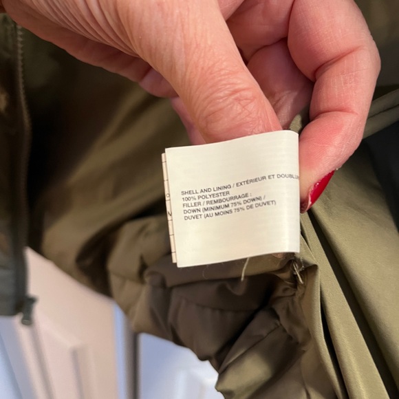 GAP Women’s Olive Down Filled Nuptse Puffer Vest - Picture 8 of 9